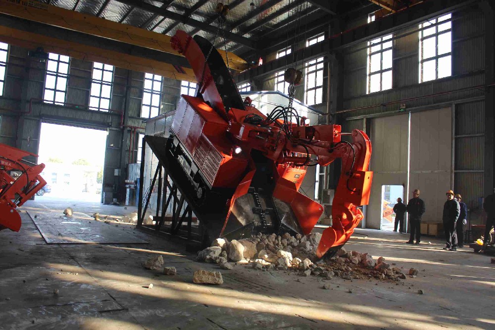 礦用扒渣機履帶材質對比：橡膠vs鋼鏈誰更耐用
