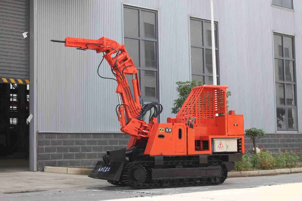 扒渣機(jī)女司機(jī)訪談：這個(gè)行業(yè)女性也能頂半邊天！
